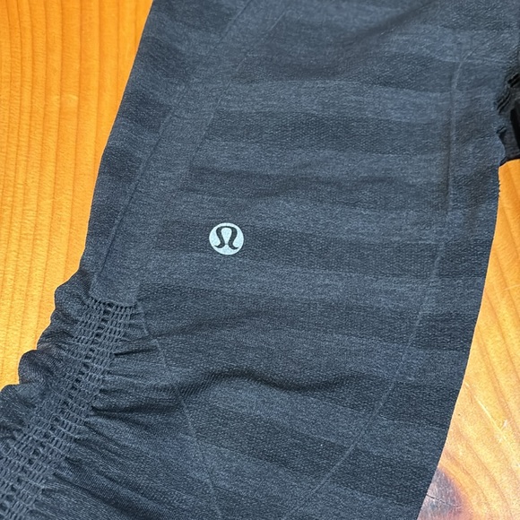 LULULEMON 4 In The Flow Crop Striped Black Charcoal Seamless - Picture 3 of 8